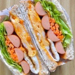 แซนวิชไส้กรอกไข่ดาวชีสและผัก