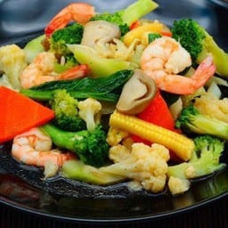 ผัดผักรวมมิตรกุ้งสด