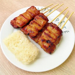 Set รองท้อง หมูปิ้ง 5 ไม้ ข้าวเหนียว 1 ห่อ