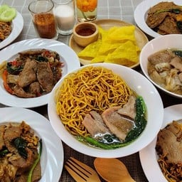 ราดหน้าโรงเหล็ก และอาหารตามสั่ง นานา