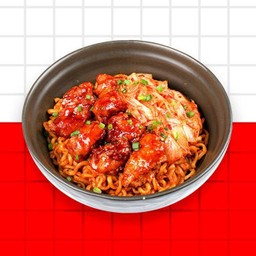 บะหมี่แห้งไก่ทอดรสเผ็ดและกิมจิ