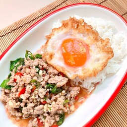 ข้าวกะเพราหมูสับไข่ดาว
