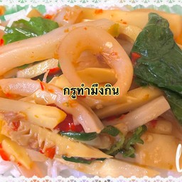 กะเพราหน่อไม้ปลาหมึกราดข้าว