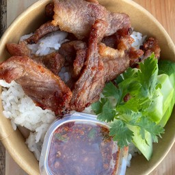 ข้าวหมูทอด +น้ำจิ้มแจ่ว