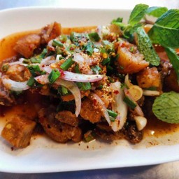 น้ำตกหมูกรอบ