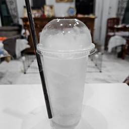 น้ำแข็งใส่แก้วพร้อมหลอด