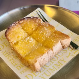 ขนมปังปิ้งเนยนม