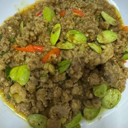 ผัดหมูสับใส่สะตอผัดเครื่องแกงใต้