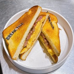 Scrambled Eggs Striploin Sandwith