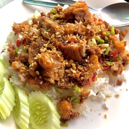 ข้าวหมูกรอบทอดพริกเกลือ