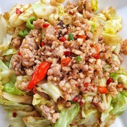ข้าวหน้าผัดกะหล่ำปลีหมูสับพริกขี้หนูสวน