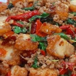 กระเพราหมูกรอบหมูสับ