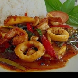 ปลาหมึกผัดพริกเผาราดข้าว