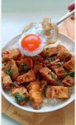 กระเพาหมูกรอบ