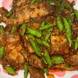 หมูกรอบผัดพริกแกง