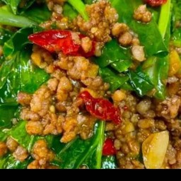 คะน้าหมูสับราดข้าว