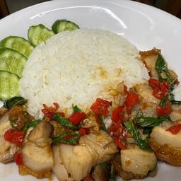 ข้าวผัดกะเพราหมูกรอบ