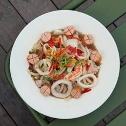 ยำรวมมิตรเฮ้า Thai Style (กุ้ง,หมึก,หมูสับ,ไส้กรอก)