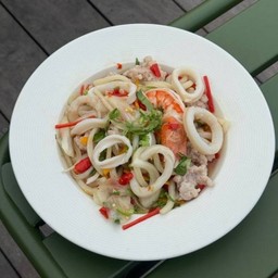 ยำทะเลเฮ้า Thai Style (กุ้ง,หมึก,หมูสับ)