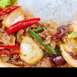 หมูหมักผัดพริกเผาราดข้าว