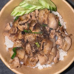 ข้าวสามชั้นผัดพริกไทยดำ