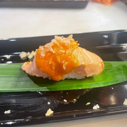 แซลมอนเบิร์นสไปซี่ไข่กุ้ง