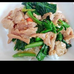 คะน้าหมูหมัก ราดข้าว