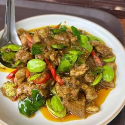 ผัดเผ็ดหมูสะตอ