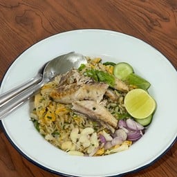 ข้าวผัดปลาทูใส่ชะอม