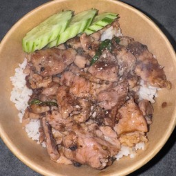 ข้าวหมูชิ้นผัดพริกไทยดำ