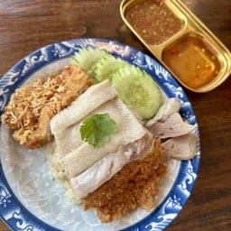ข้าวมันไก่ทอด 3 สหาย