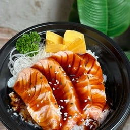 ข้าวหน้าแซลมอนเบิร์น พร้อมซุปมิโสะ