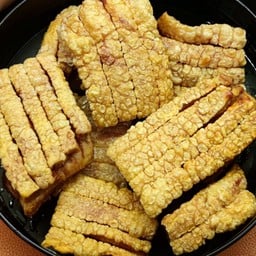 หมูกรอบ size XL (400g.) + ซอสหรือน้ำจิ้ม