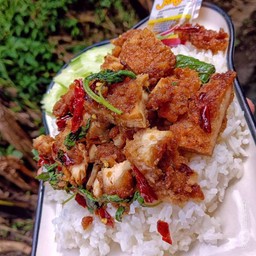 กะเพราไก่กรอบ ราดข้าว