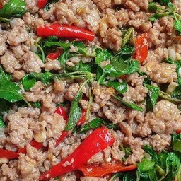 กระเพาหมูสับ (กับข้าว)