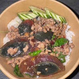 ข้าวกระเพราหมูสับไข่เยี่ยวม้า