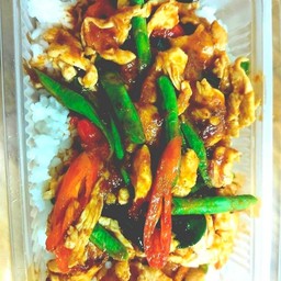 พริกแกงหมูราดข้าว