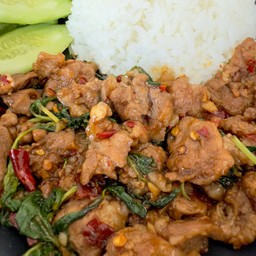 ข้าวกะเพราพริกแห้ง เนื้อโคขุน (ชิ้น)