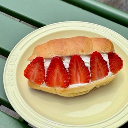 ชิโอะปังครีมสดสตอเบอรี่ 🍞🍓