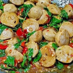 กะเพราลูกชิ้นหมูแท้.ราดข้าว