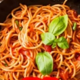 สปาเก็ตตี้ผัดซอลมะเขื่อเทศ