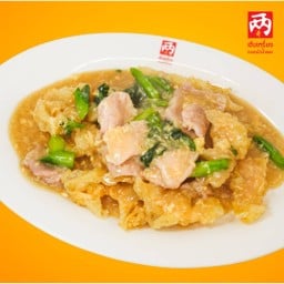 เส้นใหญ่ทอดกรอบ หมูหมัก น้ำไทย