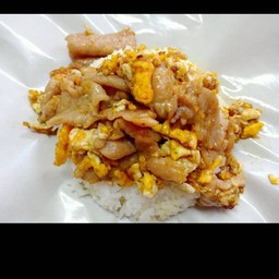 หมูหมักทอดกะเทียมราดข้าว