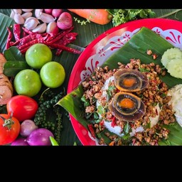 กะเพราหมูไข่เยี่ยวม้า