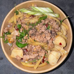 ข้าวกะเพราหมูสับลูกชิ้นหมูหน่อไม้สด