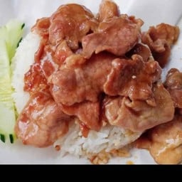 หมูหมักน้ำมันหอย ราดข้าว