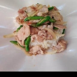 ผัดพริกสดหมูหมักราดข้าว