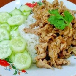 หมูกระเทียมราดข้าว