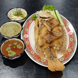 ปลาทับทิมทอด. น้ำปลา