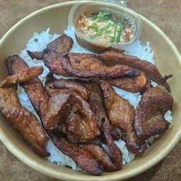 ข้าวหมูแดดเดียว+น้ำจิ้มแจ่ว